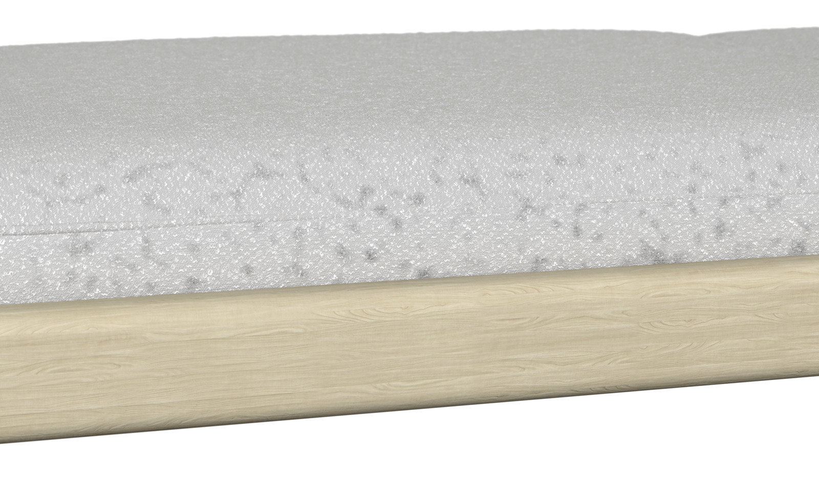 Nahaufnahme einer Sonnenliege mit weißem Polster und hellem Holzrahmen, seitliche Perspektive