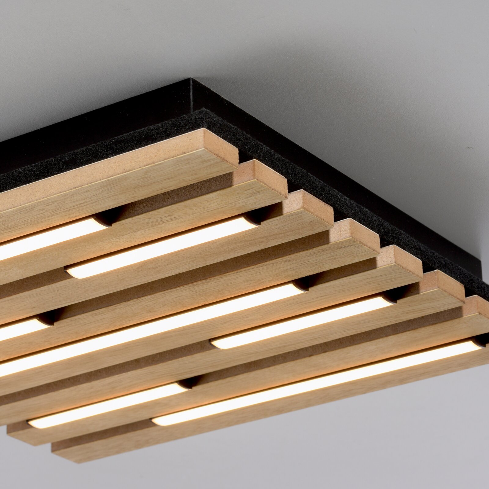 Moderne Deckenleuchte mit Holzlamellen und integrierter Beleuchtung, seitliche Perspektive