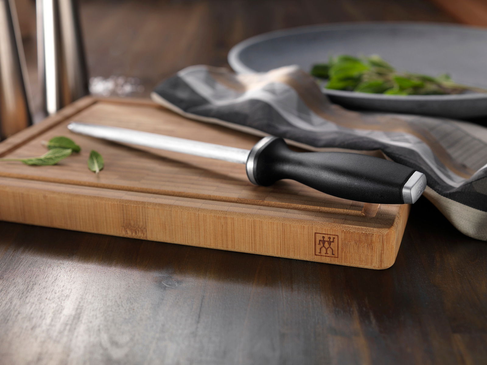 ZWILLING Wetzstahl Wetzstahl mit Kunststoffgriff liegt auf einem Holzbrett, seitliche Perspektive.