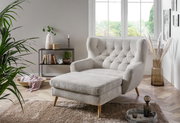 Gemütlicher Big Sessel in einem modernen Wohnzimmer, seitliche Perspektive, mit hellgrauem Stoff und Holzbeinen, umgeben von Pflanzen und Dekorationen.