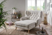 Gemütlicher Big Sessel in einem modernen Wohnzimmer, seitliche Perspektive, mit hellgrauem Stoff und Holzbeinen, umgeben von Pflanzen und Dekorationen.