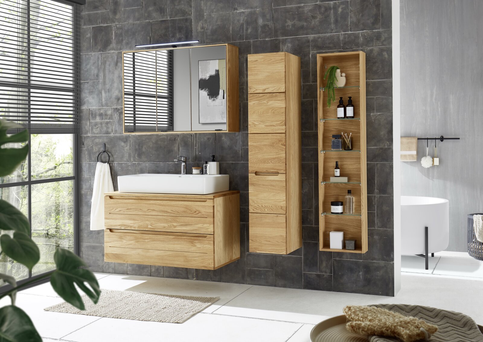 Linea Natura Spiegelschrank ALBANY Moderner Spiegelschrank in einem stilvollen Badezimmer mit Holzoptik, frontal betrachtet.