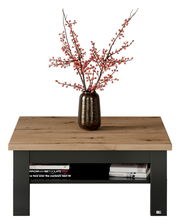 Moderner Couchtisch mit Holzplatte und schwarzem Gestell, dekoriert mit einer Vase mit roten Beerenzweigen, frontal betrachtet.