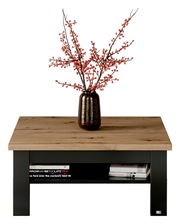 Moderner Couchtisch mit Holzplatte und schwarzem Gestell, dekoriert mit einer Vase mit roten Beerenzweigen, frontal betrachtet.
