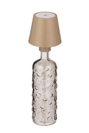 Akku-Tischleuchte mit strukturiertem Glasfuß und goldenem Lampenschirm, seitliche Perspektive