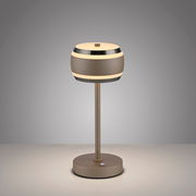 Moderne Akku-Tischleuchte in seitlicher Perspektive mit rundem Lampenschirm und elegantem Design.