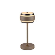 Moderne Akku-Tischleuchte in seitlicher Perspektive mit rundem Lampenschirm und elegantem Design.
