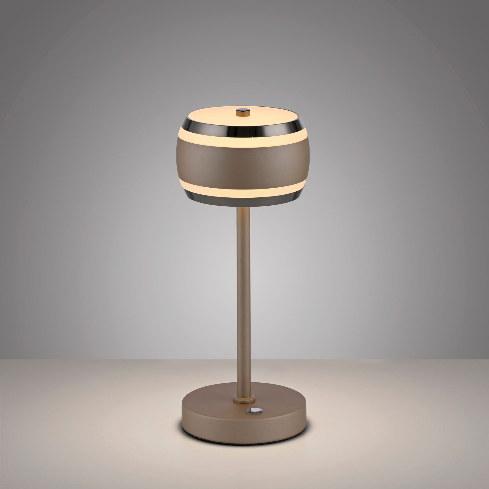 Moderne Akku-Tischleuchte in seitlicher Perspektive mit rundem Lampenschirm und elegantem Design.