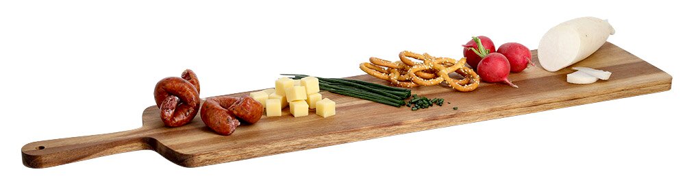 Langes Servierbrett aus Akazienholz mit Griff, von der Seite fotografiert, belegt mit Wurst, Käsewürfeln, Brezeln, Radieschen und Rettich.