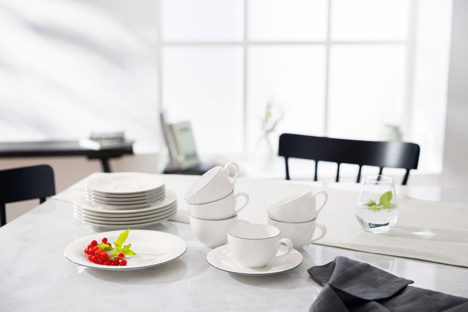 Villeroy & Boch Kaffeeservice 18tlg. GREY LINES Elegantes weißes Kaffeeservice mit Tassen und Untertassen auf einem Tisch, seitliche Perspektive.