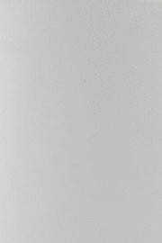 Nahaufnahme eines weißen Lampenschirms in Zylinderform, seitliche Perspektive