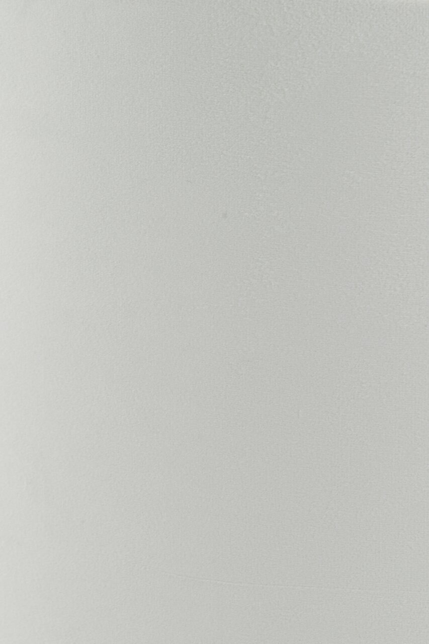 Nahaufnahme eines weißen Lampenschirms in Zylinderform, seitliche Perspektive