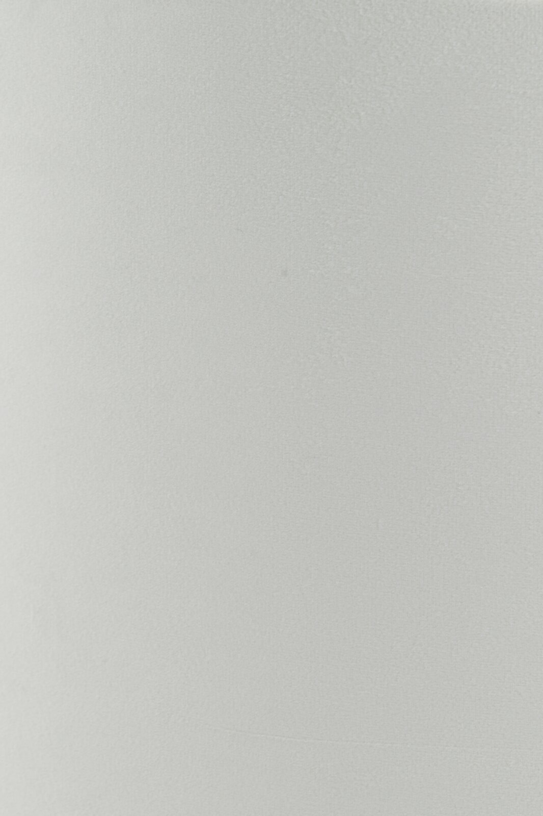 Nahaufnahme eines weißen Lampenschirms in Zylinderform, seitliche Perspektive