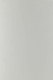 Nahaufnahme eines weißen Lampenschirms in Zylinderform, seitliche Perspektive