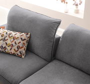 Graues Longchair-Sofa mit geometrisch gemustertem Kissen, seitliche Perspektive.