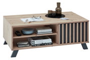Moderner Couchtisch aus Holz mit offenen Regalfächern, dekoriert mit Büchern, einer Schale und Gläsern, seitliche Perspektive.