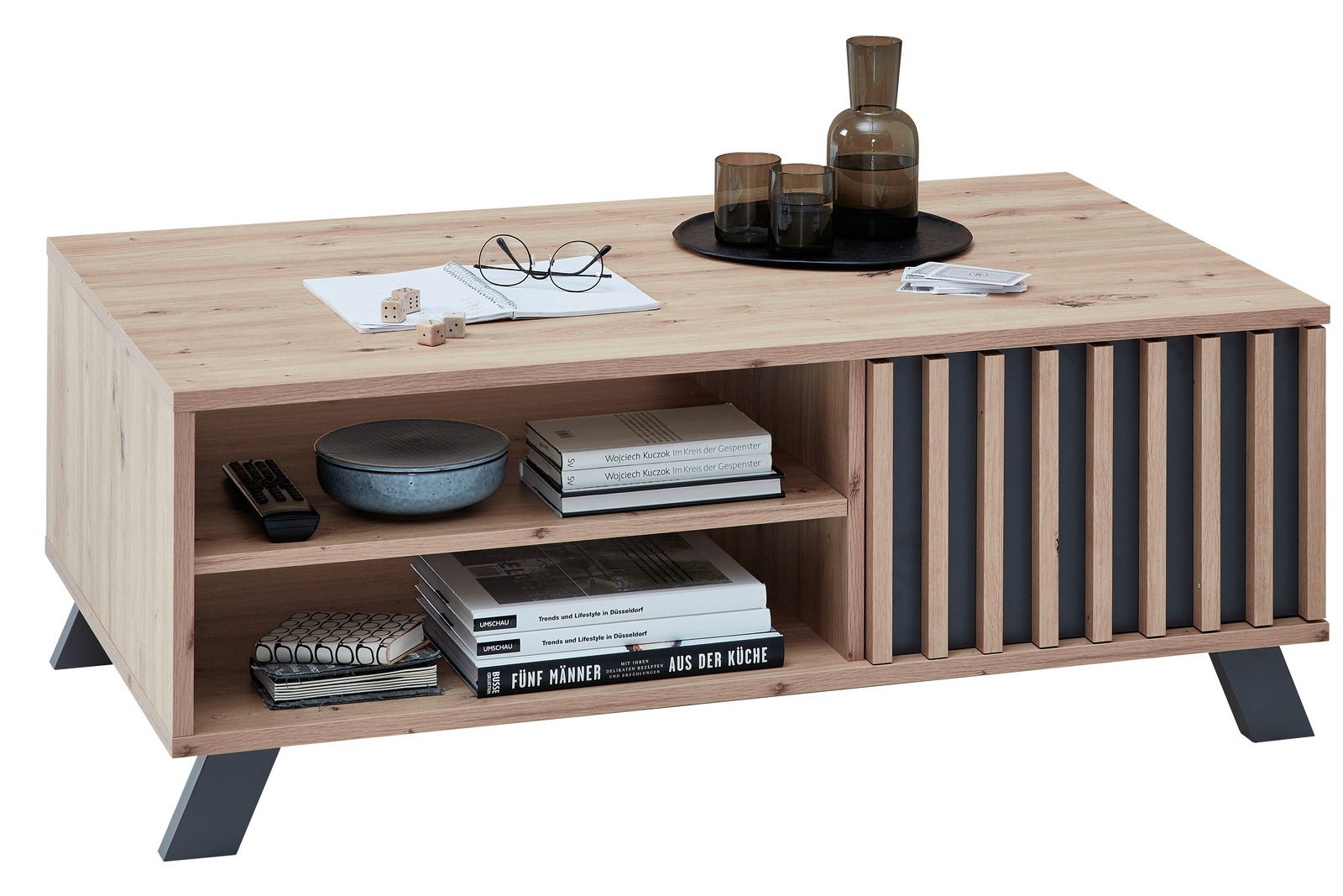 Moderner Couchtisch aus Holz mit offenen Regalfächern, dekoriert mit Büchern, einer Schale und Gläsern, seitliche Perspektive.