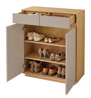 Kommode aus Holz mit grauen Schubladen, offene Türen zeigen mehrere Regalböden mit Schuhen, Perspektive von vorne