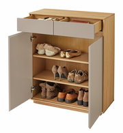 Kommode aus Holz mit grauen Schubladen, offene Türen zeigen mehrere Regalböden mit Schuhen, Perspektive von vorne