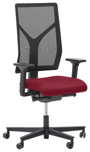 Ergonomischer Drehstuhl mit schwarzer Netzrückenlehne und rotem Sitzpolster, seitliche Perspektive