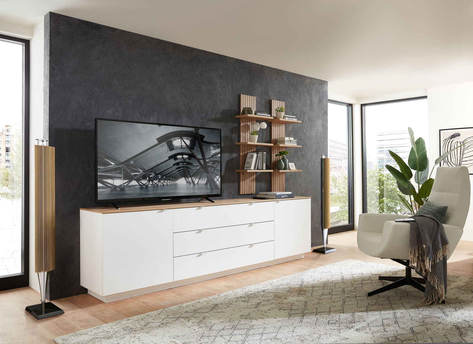 Modernes TV-Sideboard in einem stilvollen Wohnzimmer, seitliche Perspektive.