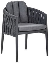 Moderner Gartensessel mit grauem Geflecht und gepolstertem Sitz, seitliche Perspektive