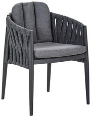 Moderner Gartensessel mit grauem Geflecht und gepolstertem Sitz, seitliche Perspektive