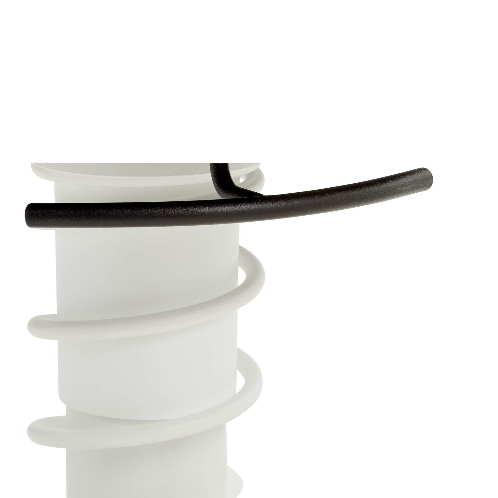 Nahaufnahme eines weißen Swopper Aeris Sitzhockers mit schwarzem Griff, seitliche Perspektive.