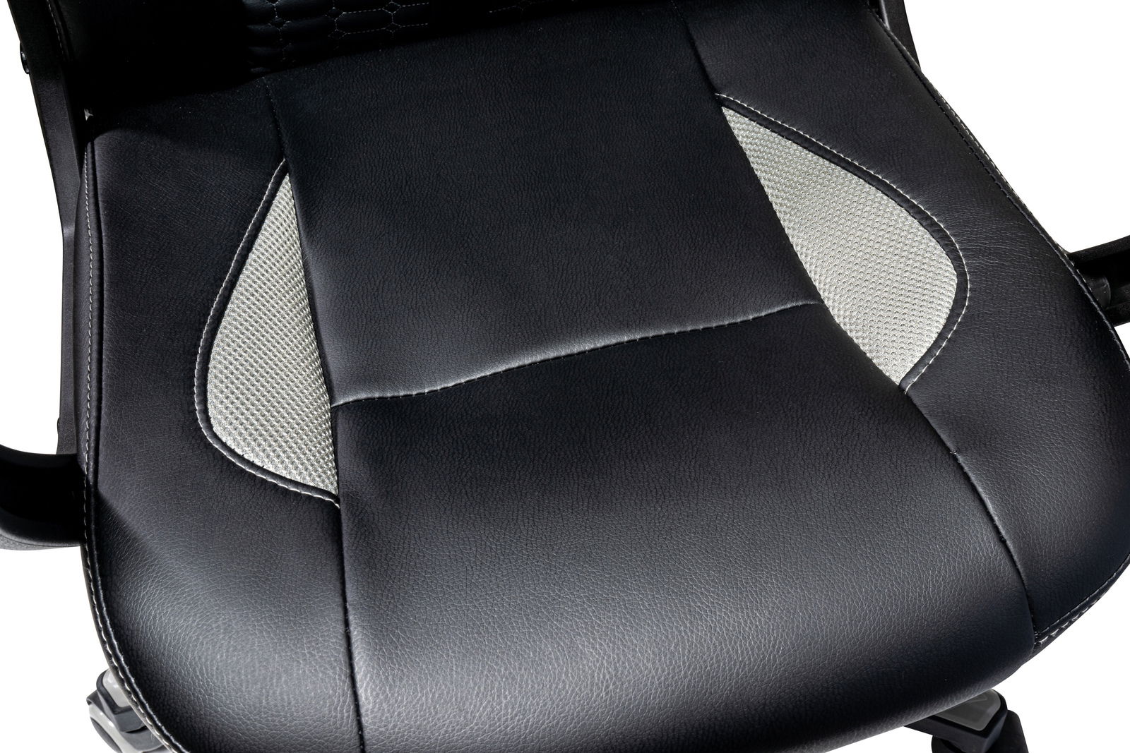 Nahaufnahme der Sitzfläche eines Gaming Stuhls aus schwarzem Kunstleder mit grauen Stoffeinsätzen, von oben betrachtet.