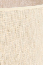 Nahaufnahme eines beigen Lampenschirms mit texturierter Oberfläche, seitliche Perspektive