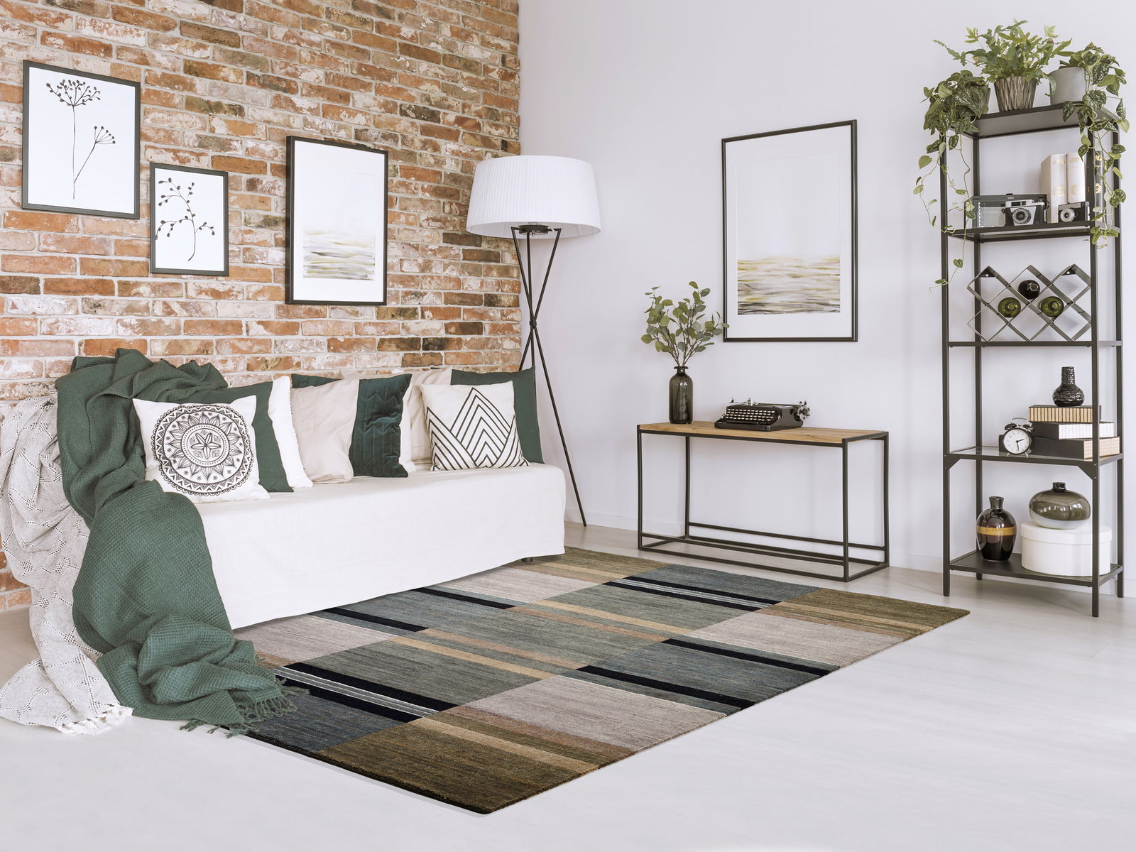 Moderner Wollteppich in einem stilvollen Wohnzimmer mit Ziegelwand, Sofa und Pflanzen, aus der Perspektive des Raumes betrachtet.