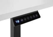 Nahaufnahme eines E-Schreibtischs mit digitalem Bedienfeld und Höhenanzeige aus seitlicher Perspektive