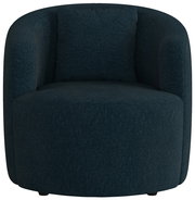 Moderner, dunkelblauer Sessel mit runder Form, frontal fotografiert.