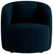 Moderne, donkerblauwe fauteuil met ronde vorm, van voren gefotografeerd.
