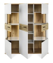 Offenes Highboard mit weißen Türen und Holzelementen, frontal betrachtet.