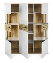 Offenes Highboard mit weißen Türen und Holzelementen, frontal betrachtet.