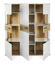 Offenes Highboard mit weißen Türen und Holzelementen, frontal betrachtet.