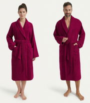 Zwei Personen tragen einen weinroten Bademantel mit Schalkragen, fotografiert aus der Vorderansicht.