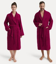 Zwei Personen tragen einen weinroten Bademantel mit Schalkragen, fotografiert aus der Vorderansicht.