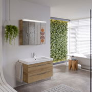Moderner Badblock mit Holzoptik, Waschbecken und Spiegel, seitliche Perspektive