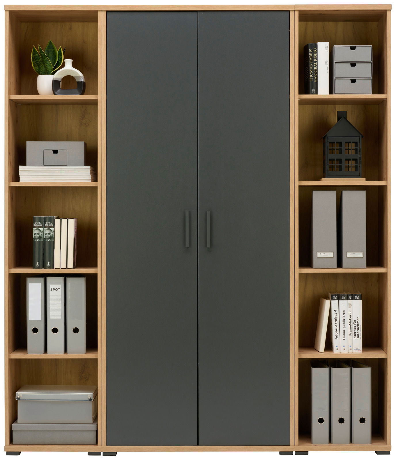 Bürokombination mit zwei großen, dunklen Türen in der Mitte und offenen Regalen an den Seiten, gefüllt mit Ordnern, Büchern und Dekorationsgegenständen, frontal betrachtet.