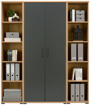 Bürokombination mit zwei großen, dunklen Türen in der Mitte und offenen Regalen an den Seiten, gefüllt mit Ordnern, Büchern und Dekorationsgegenständen, frontal betrachtet.