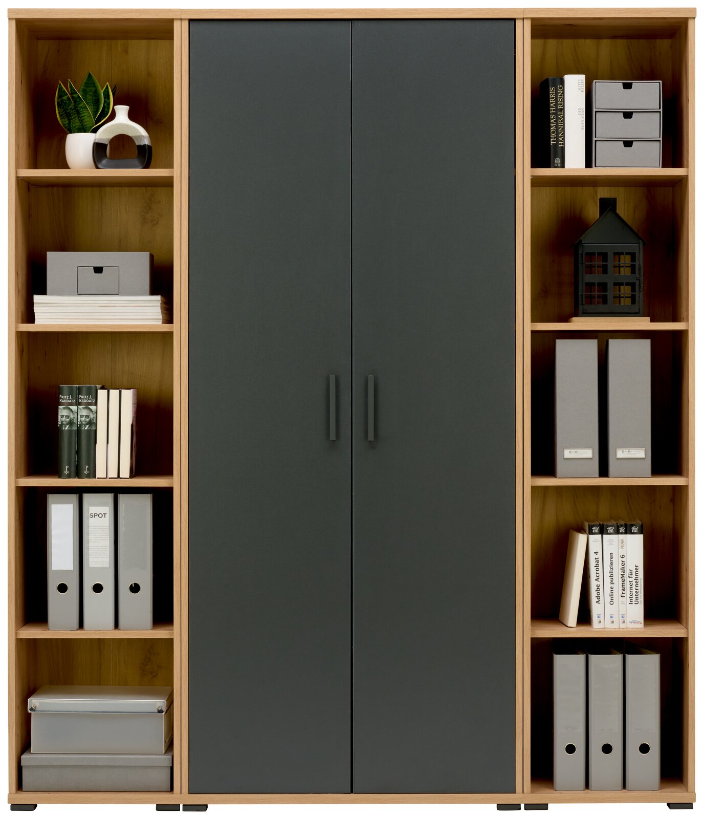 Bürokombination mit zwei großen, dunklen Türen in der Mitte und offenen Regalen an den Seiten, gefüllt mit Ordnern, Büchern und Dekorationsgegenständen, frontal betrachtet.