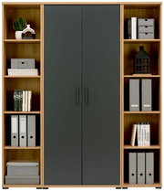 Bürokombination mit zwei großen, dunklen Türen in der Mitte und offenen Regalen an den Seiten, gefüllt mit Ordnern, Büchern und Dekorationsgegenständen, frontal betrachtet.