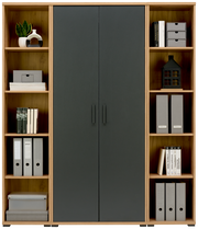 Bürokombination mit zwei großen, dunklen Türen in der Mitte und offenen Regalen an den Seiten, gefüllt mit Ordnern, Büchern und Dekorationsgegenständen, frontal betrachtet.