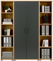 Bürokombination mit zwei großen, dunklen Türen in der Mitte und offenen Regalen an den Seiten, gefüllt mit Ordnern, Büchern und Dekorationsgegenständen, frontal betrachtet.