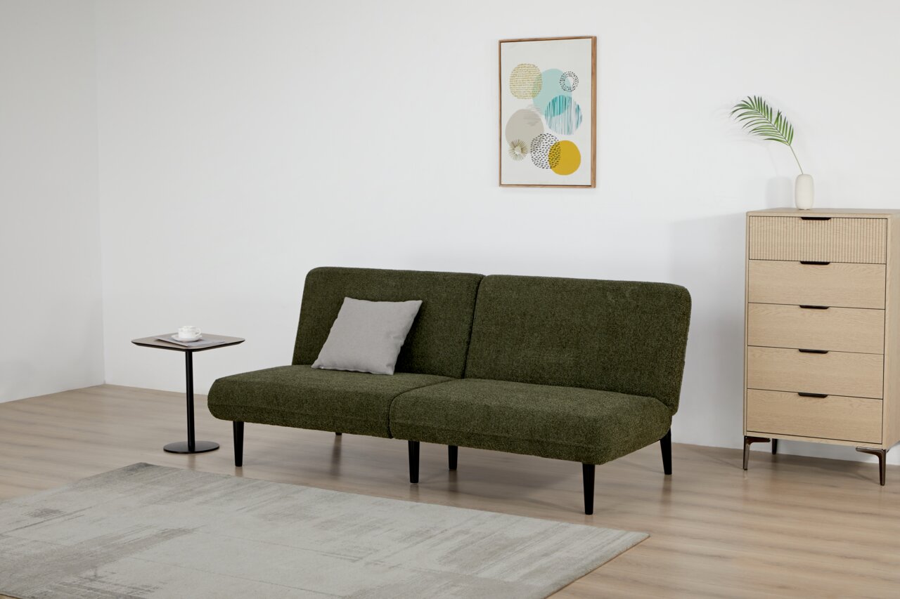 Grünes Funktionssofa in einem modernen Wohnzimmer, seitliche Perspektive