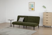 Grünes Funktionssofa in einem modernen Wohnzimmer, seitliche Perspektive