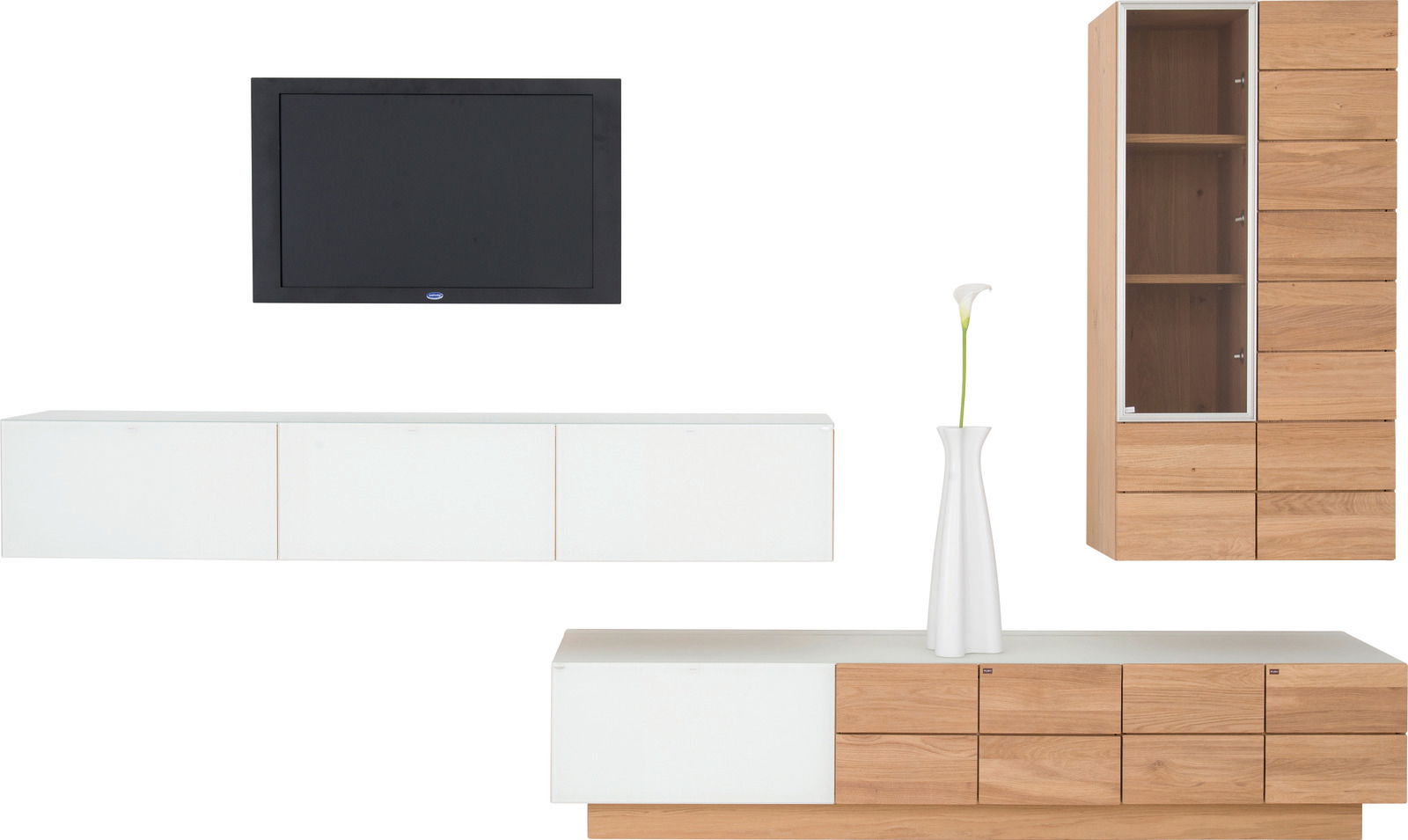 Moderne Wohnwand ohne Beleuchtung, bestehend aus einem hängenden weißen TV-Board, einem hölzernen Schrank mit Glastür und einem weißen Sideboard mit Holzdetails, aus der Frontalperspektive.