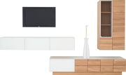 Moderne Wohnwand ohne Beleuchtung, bestehend aus einem hängenden weißen TV-Board, einem hölzernen Schrank mit Glastür und einem weißen Sideboard mit Holzdetails, aus der Frontalperspektive.